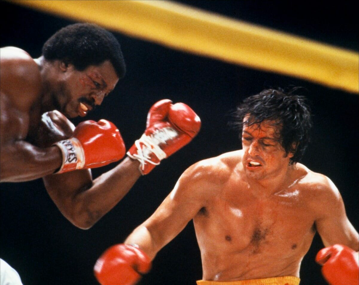 Stallone está no ringue de boxe em Rocky II.