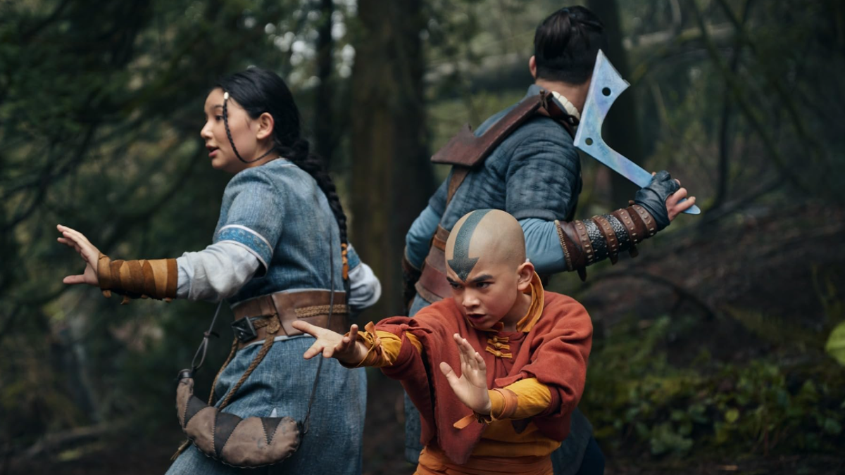 Soka (Ian Ousley), Aang (Gordon Cormier) e Katara (Kiawentiio) em Avatar: O Último Mestre do Ar da Netflix
