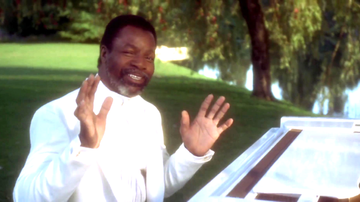 Carl Weathers as Chubbs in 'Happy Gilmore,' playing piano.