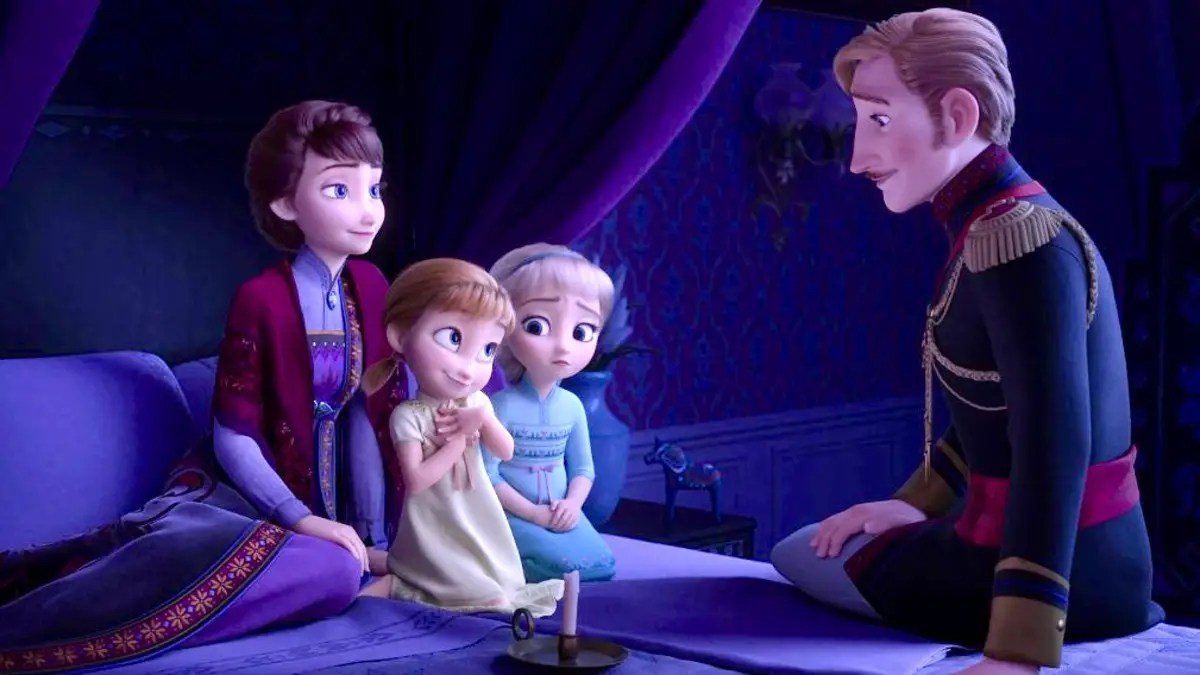 Uma imagem estática de uma jovem Elsa e Anna com seus pais, do filme da Disney, 'Frozen 2'