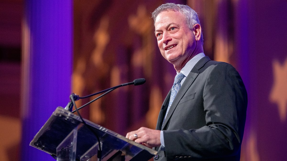 O ator Gary Sinise no palco durante a 29ª Gala Anual de Aquiles em homenagem ao presidente e CEO da Cinga David Cordani com "Prêmio Voluntário do Ano"  na Cipriani South Street em 20 de novembro de 2019