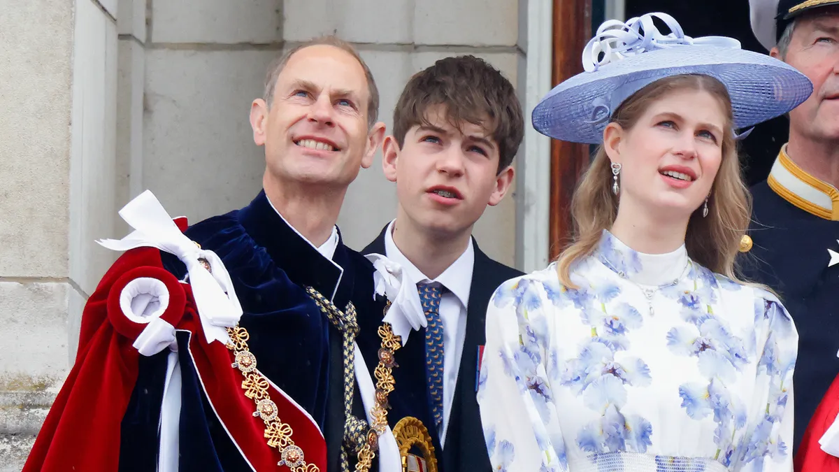 O Príncipe Eduardo, Duque de Edimburgo (vestindo o manto da Ordem da Jarreteira), Jaime, Conde de Wessex e Lady Louise Windsor assistem a um sobrevôo da RAF na varanda do Palácio de Buckingham após a coroação do Rei Carlos III e da Rainha Camilla na Abadia de Westminster em 6 de maio de 2023 em Londres, Inglaterra.  A coroação de Carlos III e sua esposa, Camilla, como Rei e Rainha do Reino Unido da Grã-Bretanha e Irlanda do Norte, e de outros reinos da Commonwealth, ocorre hoje na Abadia de Westminster.  Carlos subiu ao trono em 8 de setembro de 2022, após a morte de sua mãe, Elizabeth II. 