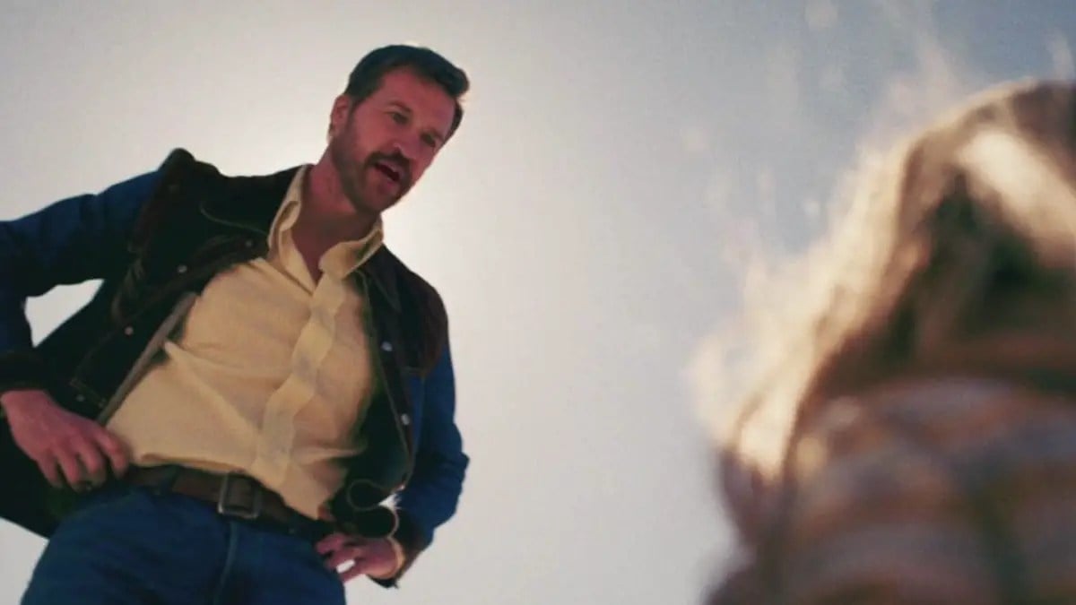 Kenneth Mitchell como Joseph Danvers em 'Capitão Marvel' grita com a jovem Carol Danvers