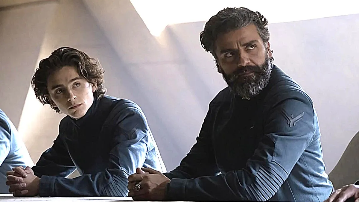Timothée Chalamet and Oscar Isaac as Paul and Leto Atreides in Dune (2021).