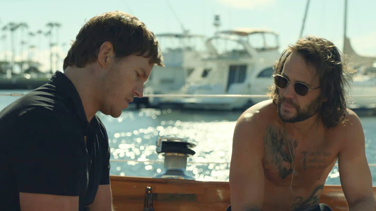 Chris Pratt como James Reece e Taylor Kitsch como Ben Edwards conversam em um barco em The Terminal List