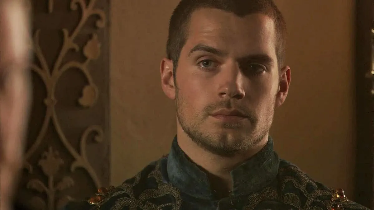 Henry Cavill is looking at himself in a mirror in The Tudors.