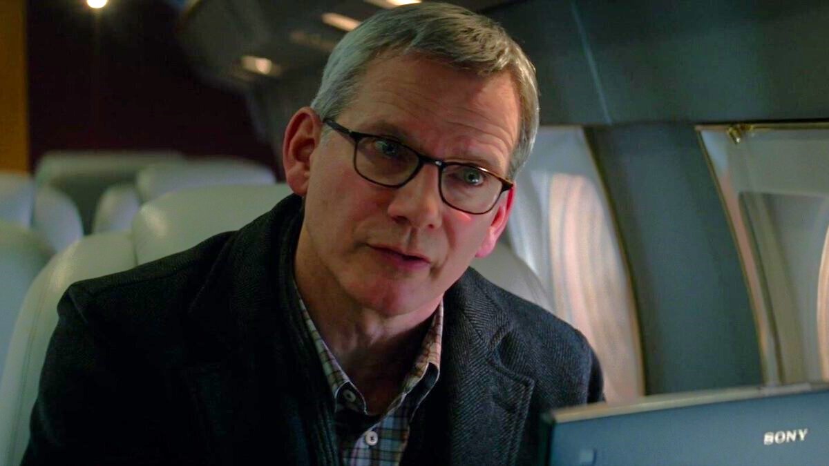 Richard Parker (Campbell Scott) works on his Sony laptop on a plane in The Amazing Spider-Man 2