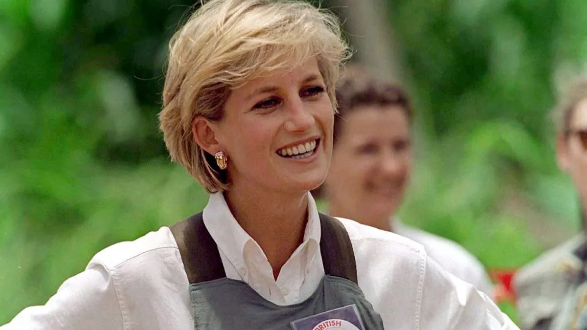 Diana, Princess Of Wales, Visits A Minefield Being Cleared By The Charity Halo In Huambo, Angola, Wearing Protective Body Armour And A Badge For The Red Cross Charity (Photo by Tim Graham Photo Library via Getty Images)