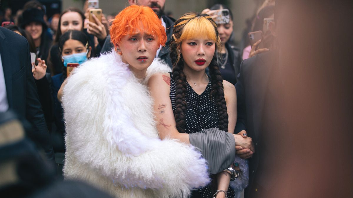 HyunA and Dawn surrounded by fans in the Paris Fashion Week