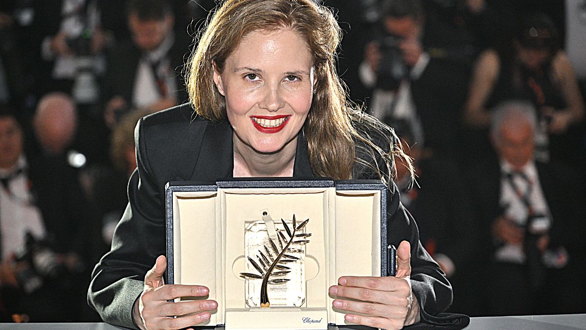 Justine Triet poses with The Palme D'Or Award for 'Anatomy of a Fall' during the Palme D'Or winners photocall at the 76th annual Cannes film festival at Palais des Festivals on May 27, 2023 in Cannes, France.