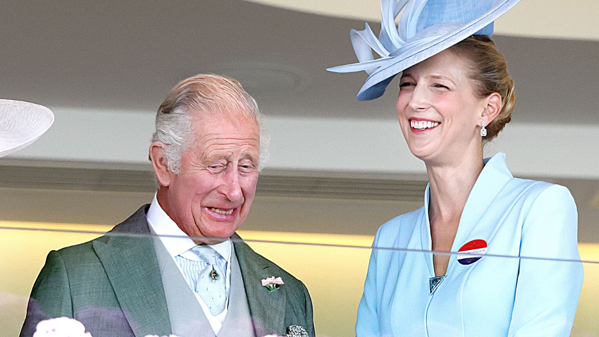 O Rei Carlos III e Lady Gabriella Windsor assistem às corridas no Royal Box enquanto participam do 5º dia do Royal Ascot 2023 no Ascot Racecourse em 24 de junho de 2023 em Ascot, Inglaterra.