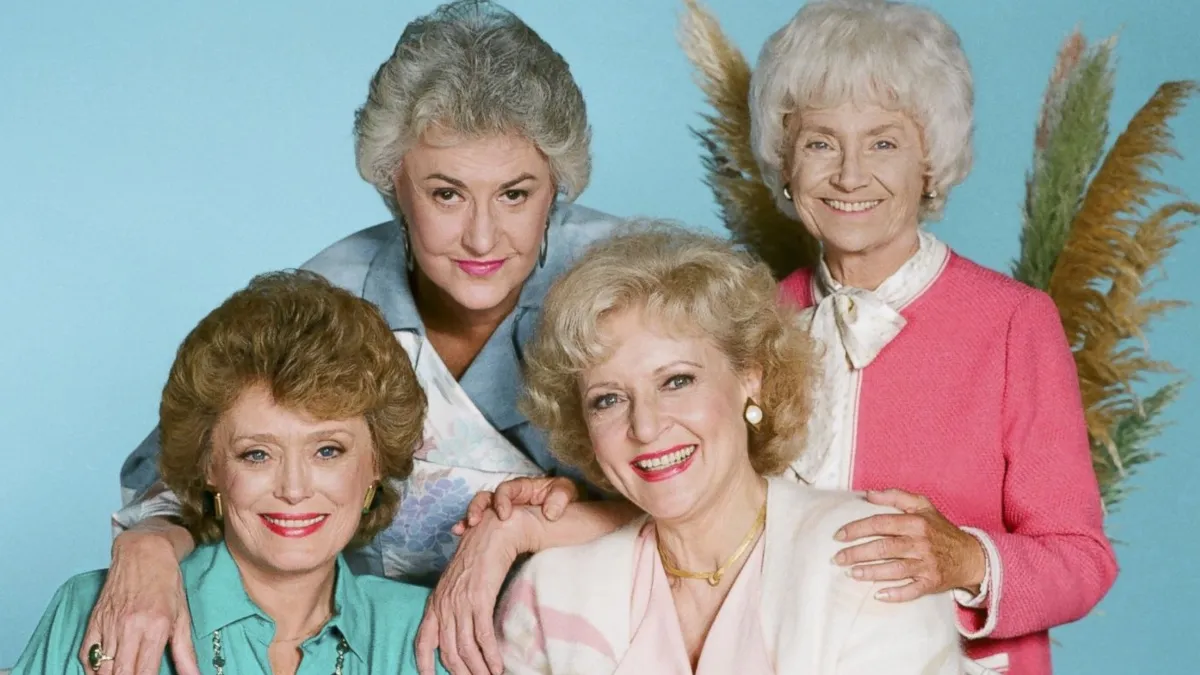The cast of The Golden girls against a pale blue background.