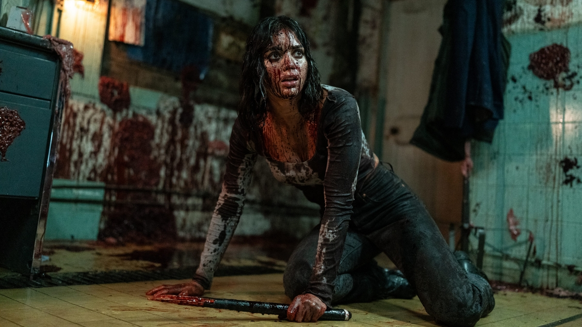 Melissa Barrera encharcada de sangue no filme de terror Abigail