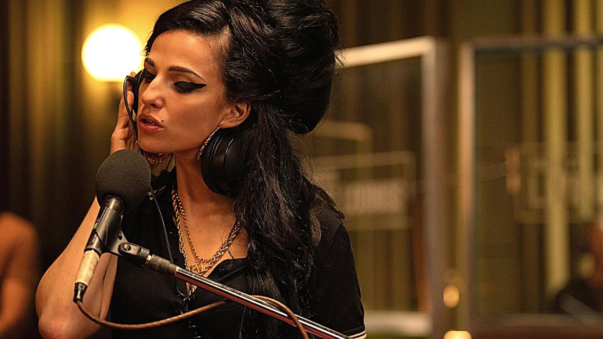Marisa Abela como Amy Winehouse em imagem promocional de ‘Back to Black’.