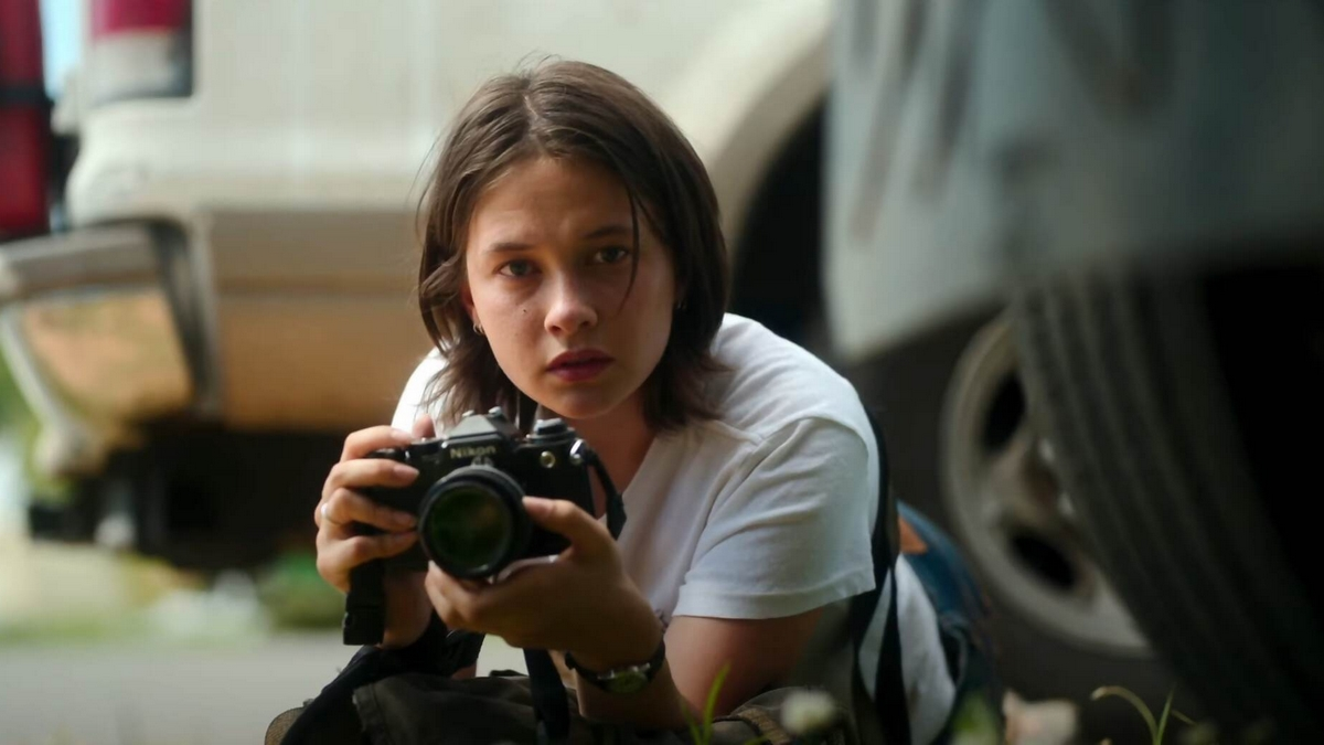 Cailee Spaeny holding a camera in Alex Garland's Civil War