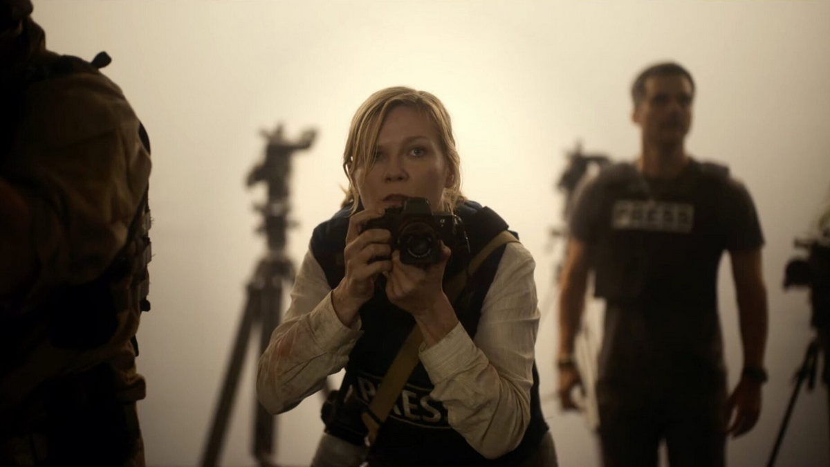 Kirsten Dunst holding a camera in Alex Garland's Civil War