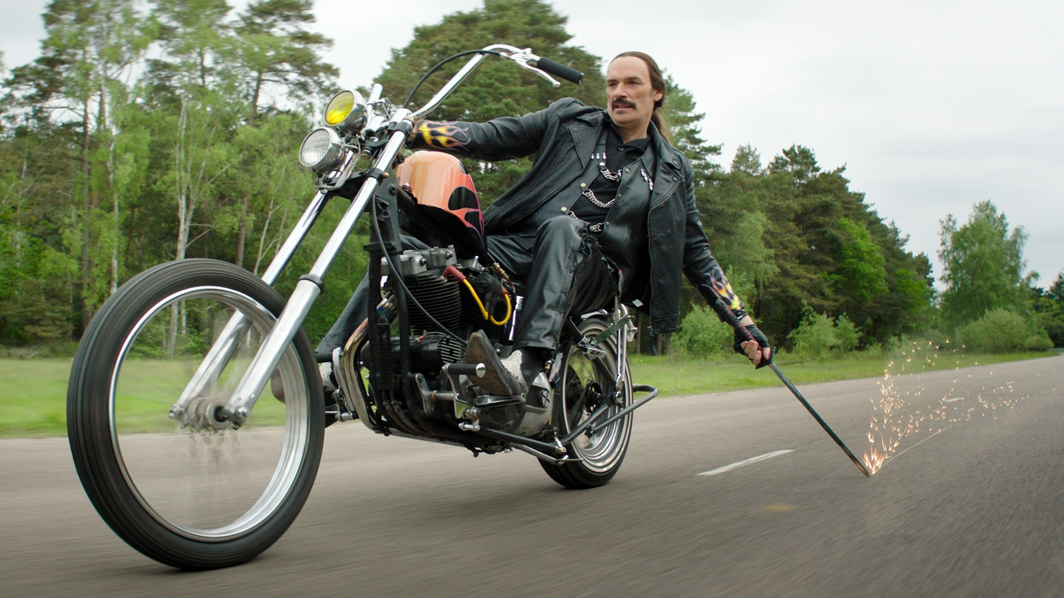 Julian Barratt in sella a una motocicletta con una spada in Knuckles di Paramount+