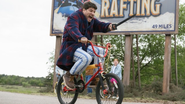 Adam Pally in sella a una bicicletta con una spada in Knuckles di Paramount+