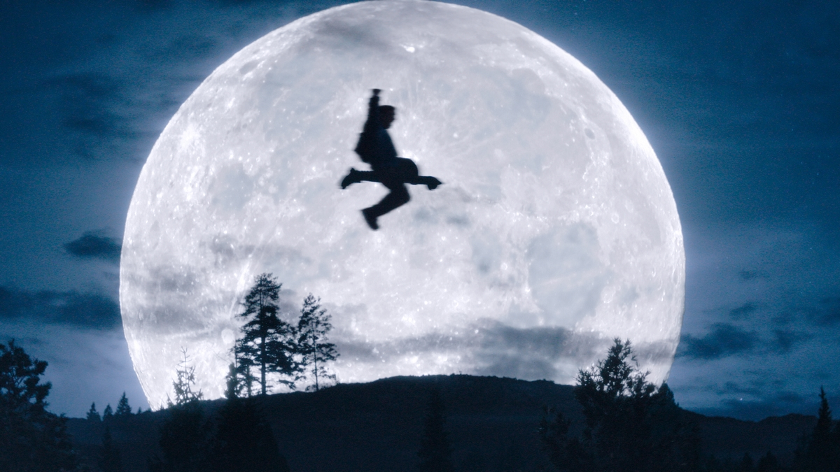 Le sagome di Adam Pally e Knuckles sullo sfondo della luna piena in Knuckles di Paramount+
