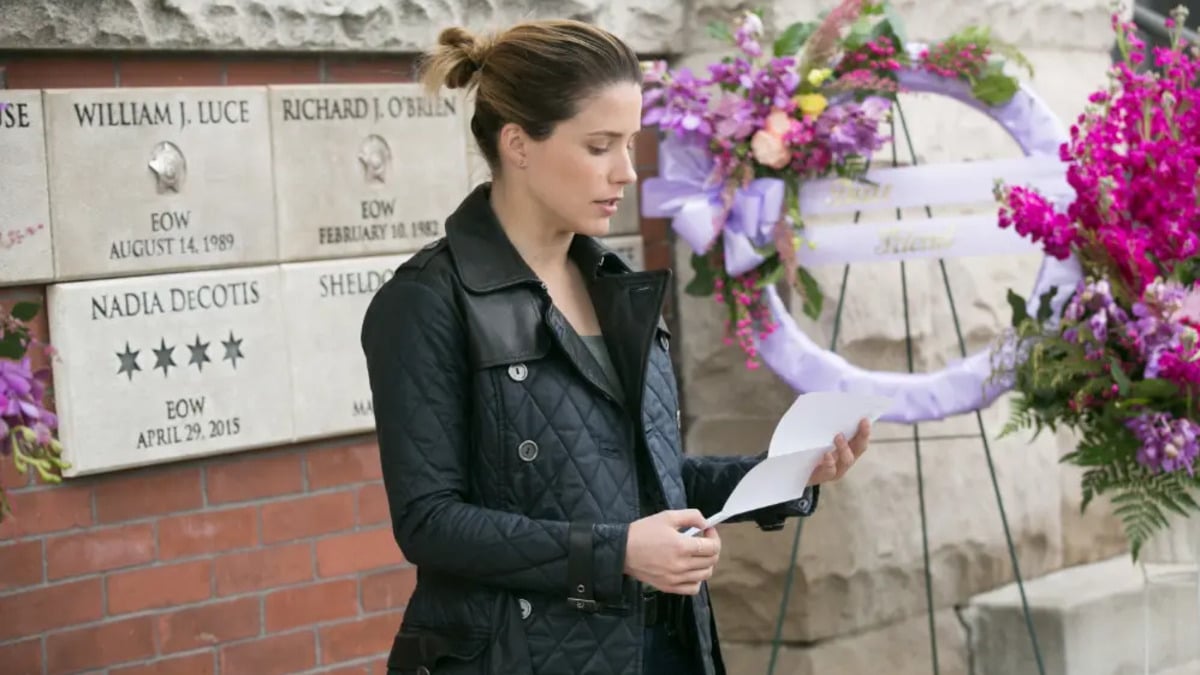 Erin Lindsay (Sophia Bush) reads a speech in front of Nadia's memorial plaque in Chicago P.D. 