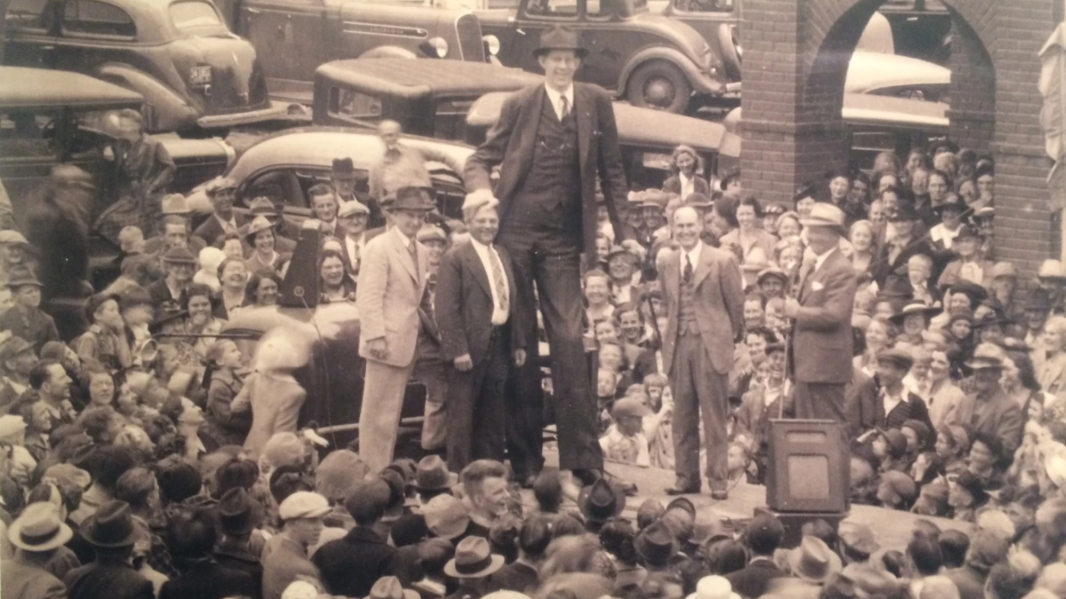 Robert Wadlow with a crowd of people