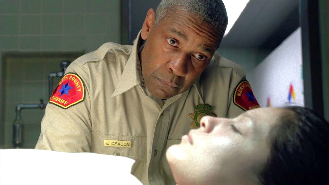 Denzel Washington's Deputy Sheriff stands over a woman's corpse in a morgue in The Little Things.