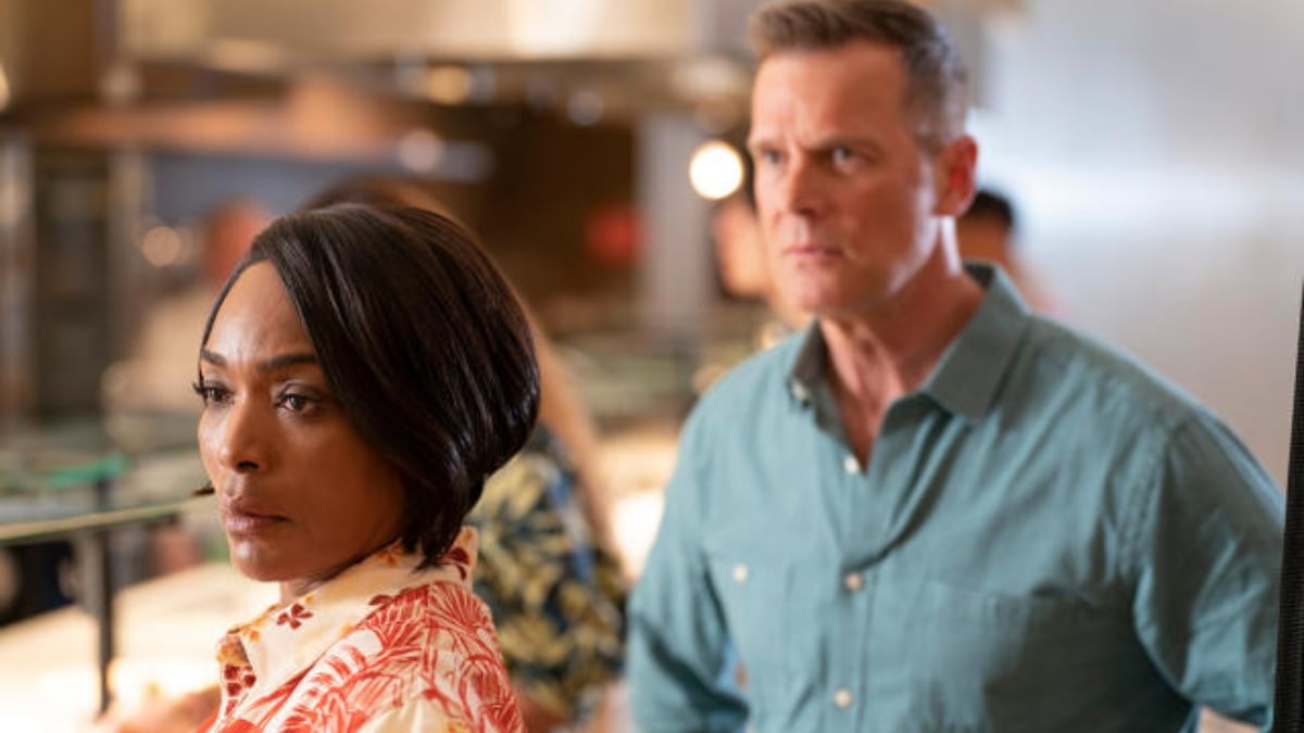 Angela Bassett as Athena Grant and Peter Krause as Bobby Nash on 911