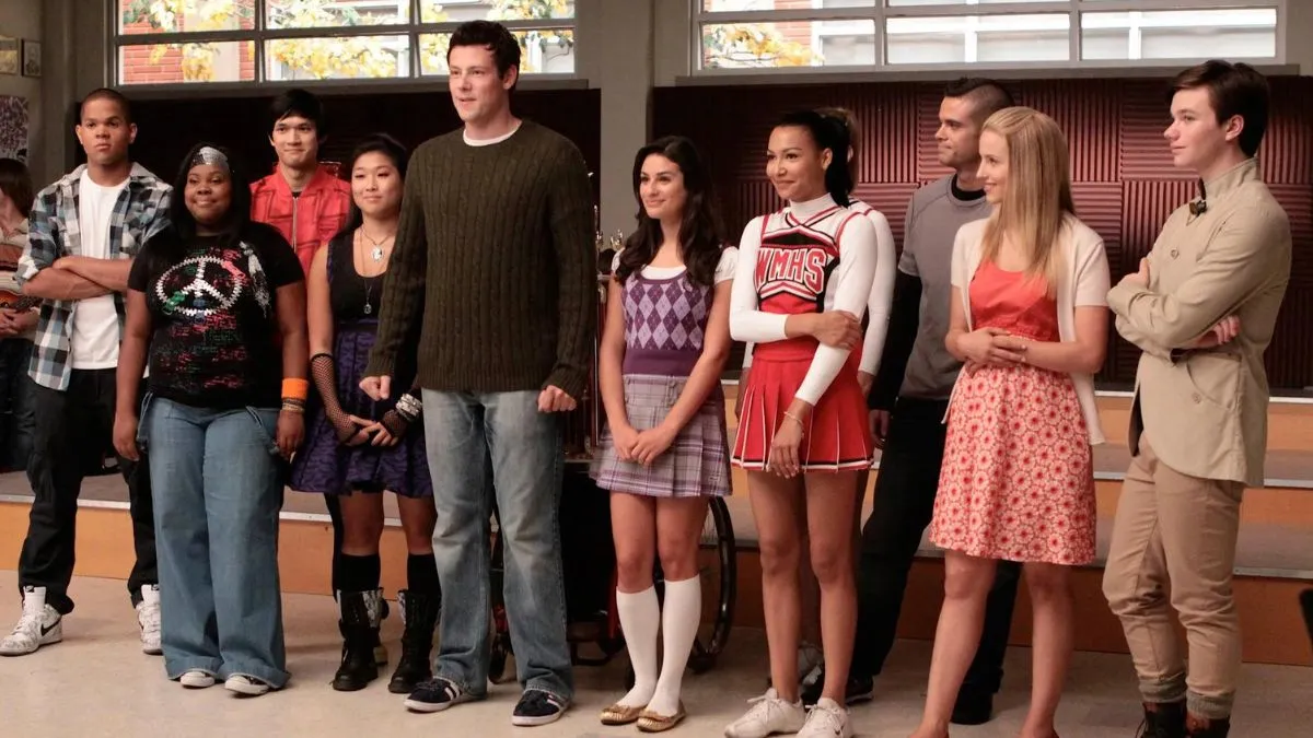 Glee club members standing up in season 1 of Glee