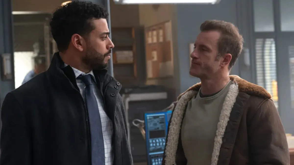Detective Sergeant Mike Sherman (Ryan Broussard) and Detective Jason Grant (Scott Caan) in Alert Missing Persons Unit