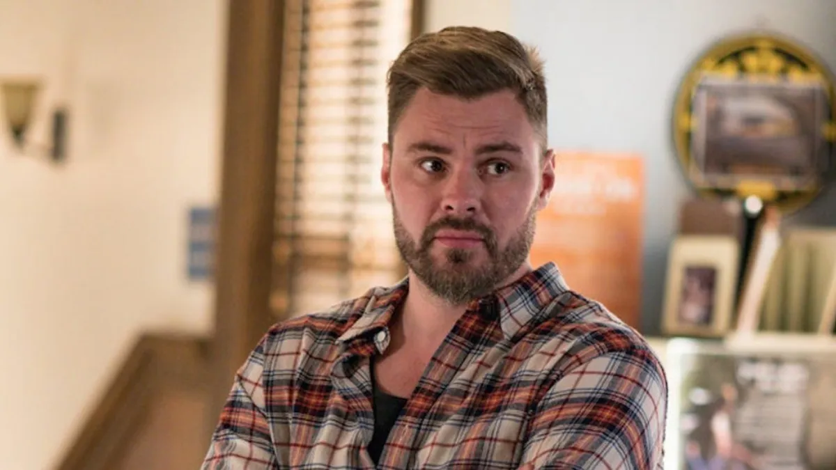 Patrick John Flueger como Adam Ruzek em Chicago PD