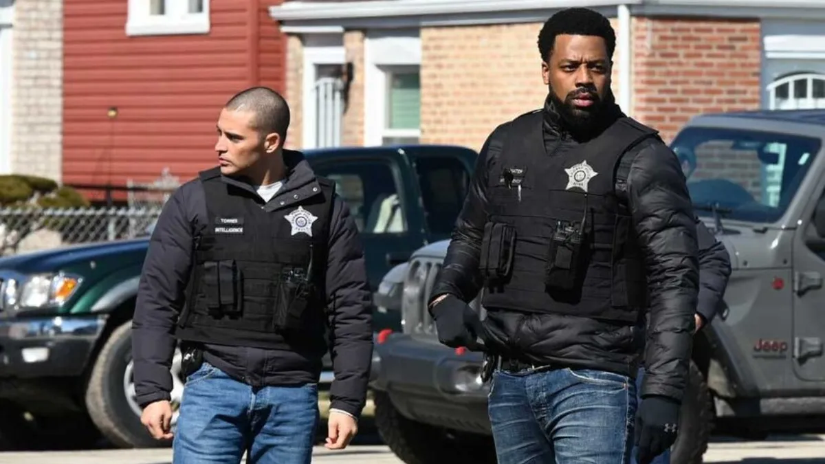 Dante Torres (Benjamin Levy Aguilar) and Kevin Atwater (LaRoyce Hawkins) in Chicago PD