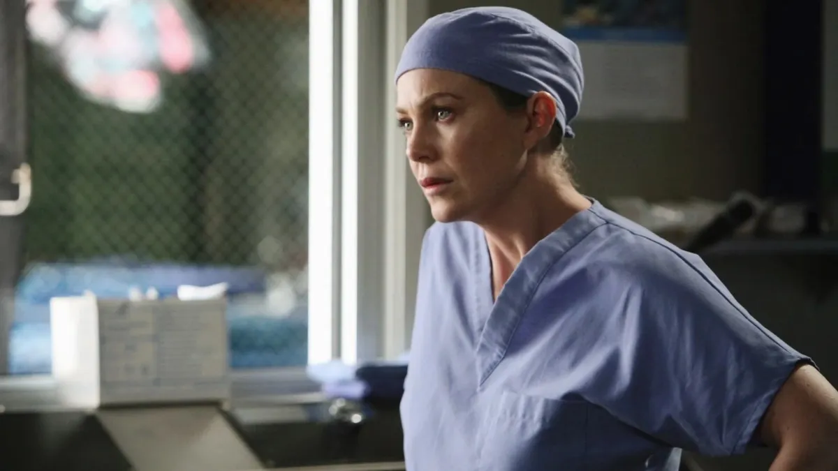 Ellen Pompeo nei panni di Meredith Grey nel suo camice all'ospedale in Grey's Anatomy