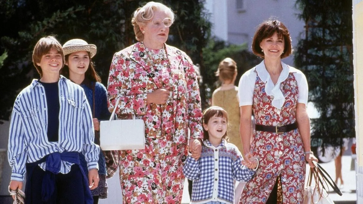 L to R: Matthew Lawrence, Lisa Jakob, Robin Williams, Mara Wilson, and Sally Field by the pool in Mrs Doubtfire