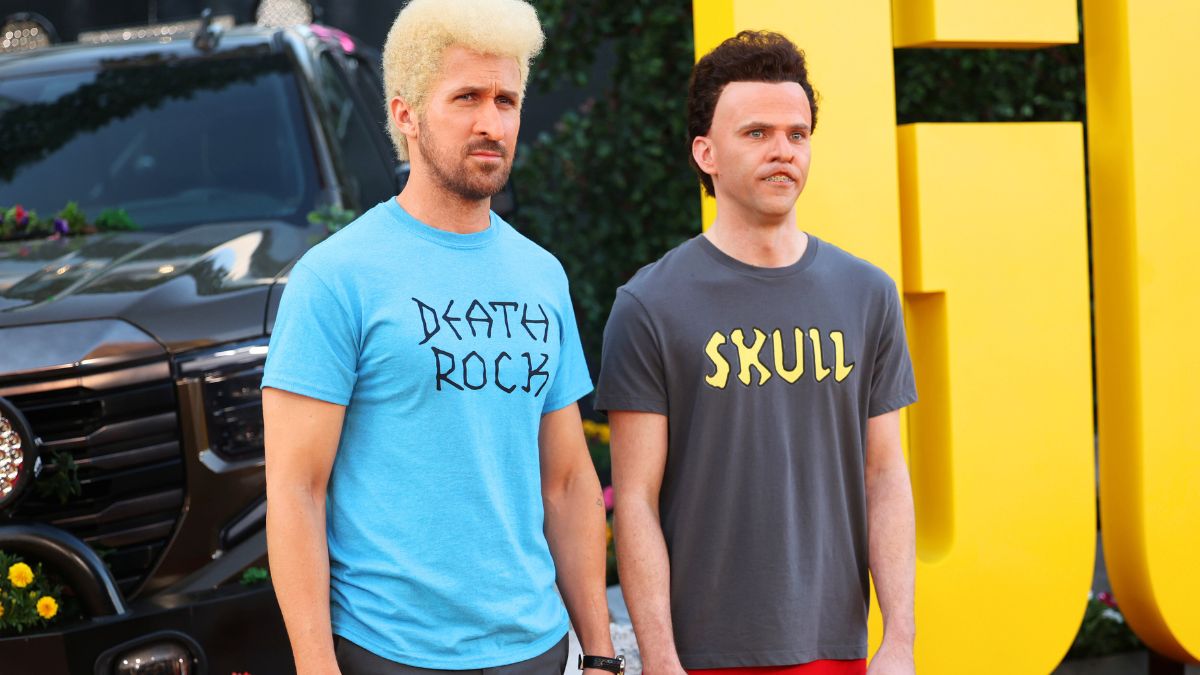Ryan Gosling and Mikey Day dressed in Beavis and Butthead costumes