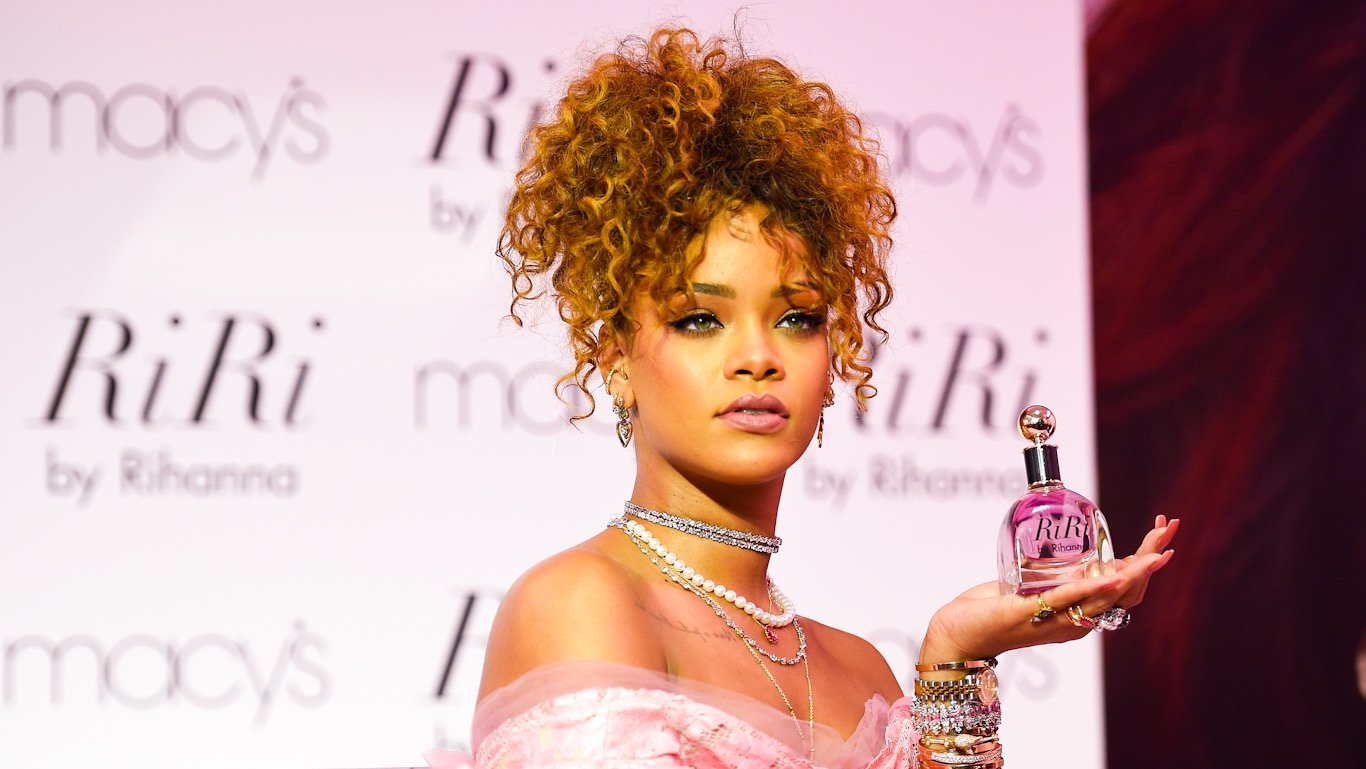 What perfume does Rihanna wear?