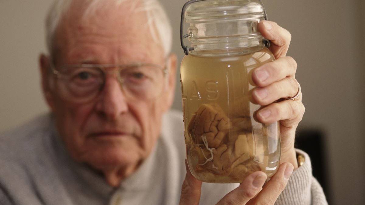 Pathologist Thomas Harvey (1912 - 2007) holds the brain of theoretical physicist Albert Einstein in a jar, Kansas, 1994. Harvey performed the autopsy on Einstein in 1955, and retained parts of the brain for scientific study. (Photo by Michael Brennan/Getty Images)