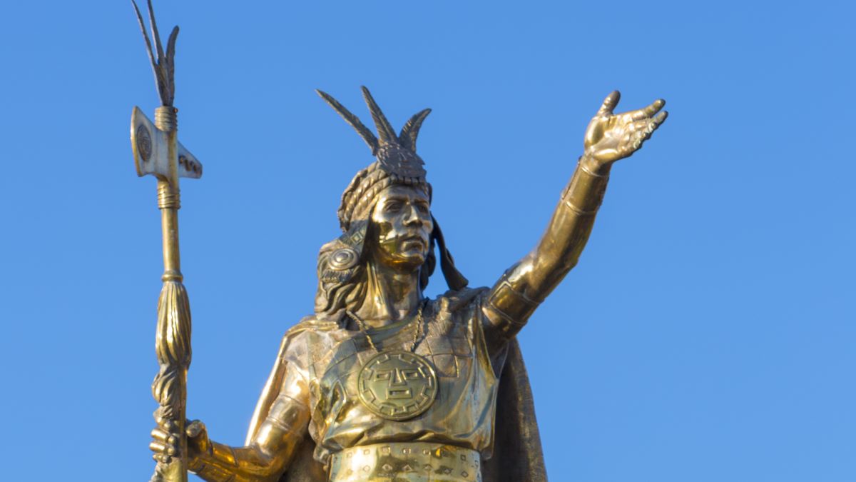 Inca King Pachacutec on Fountain in the Plaza de Armas with clear blue sky, Cusco, Peru