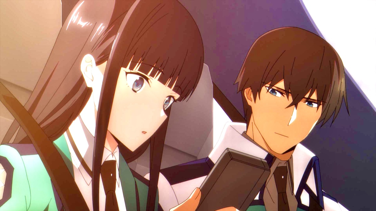 Tatsuya looks at Mayumi staring at her phone in an episode of the anime’ The Irregular at Magic High School’