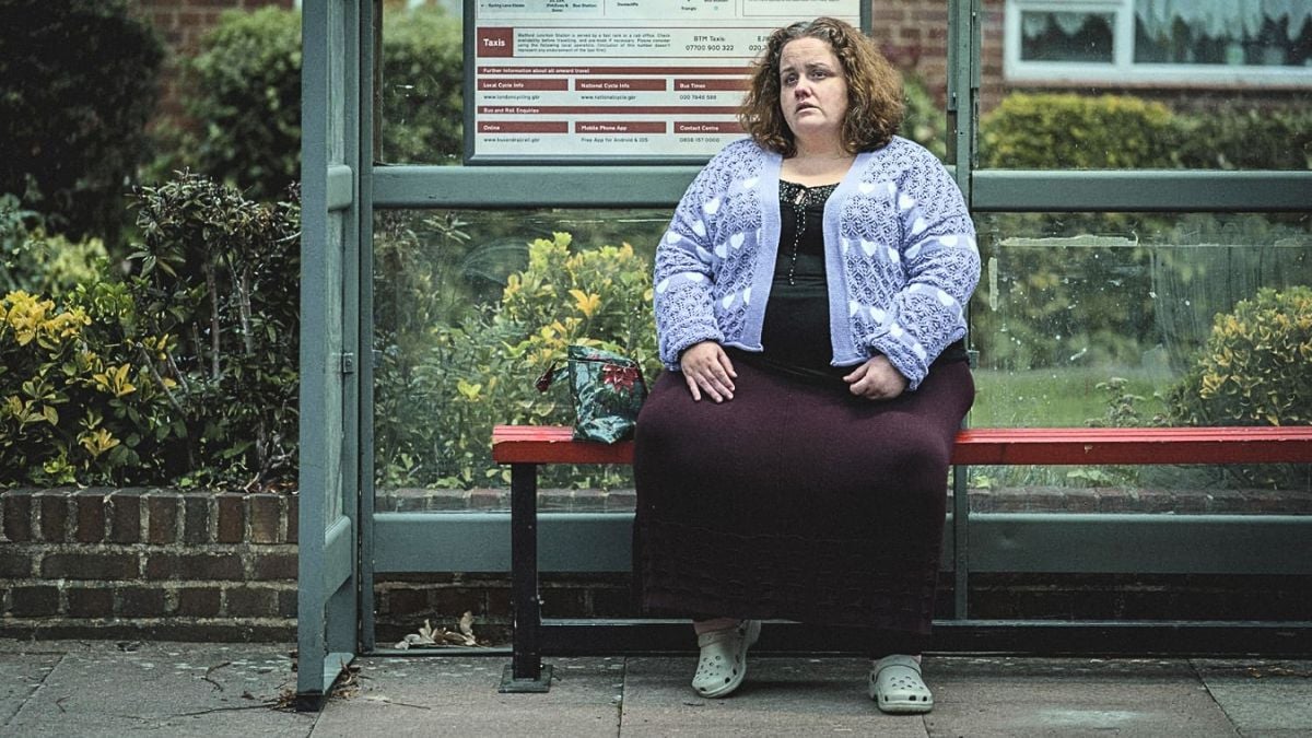 Martha (Jessica Gunning) sits at a bus station in episode 3 of Netflix's 'Baby Reindeer'.