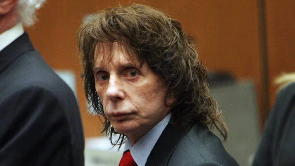 Phil Spector flanked by his lawyers Doran Weinberg (L) and Tran Smith looks at the jury as it they arrive before the verdict was read at Los Angeles Criminal Courts April 13, 2009 in Los Angeles, California. Spector was found guilty of second degree murder during the re-trial in the shooting death of actress Lana Clarkson six years ago. (Photo by Al Seib-Pool/Getty Images)