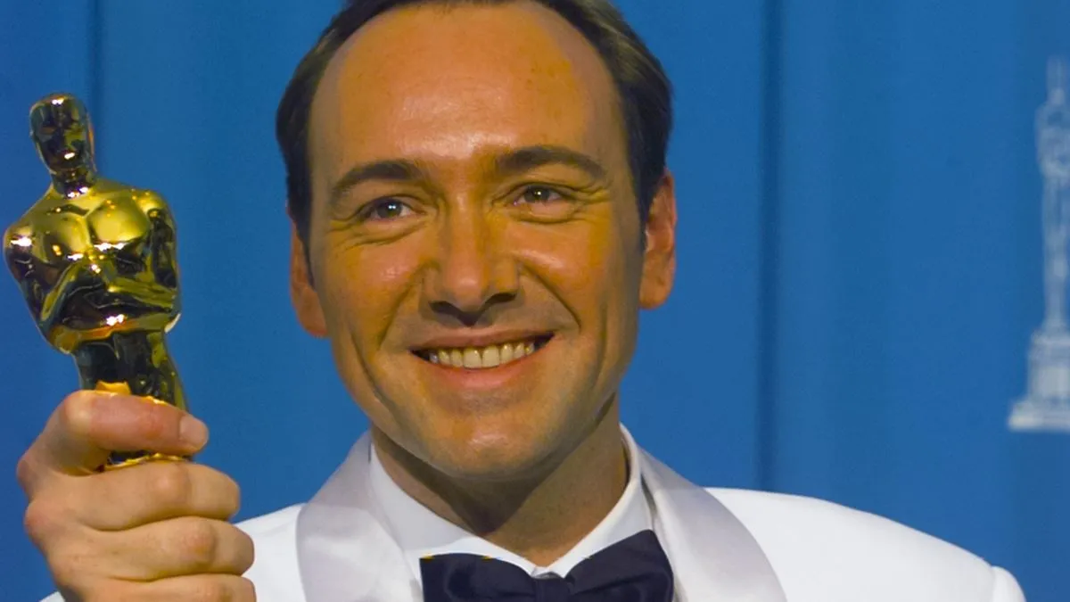 Actor Kevin Spacey holds his Oscar award for Best Supporting Actor for his role in "The Usual Suspects", March 25, 1996 in Los Angeles, California.