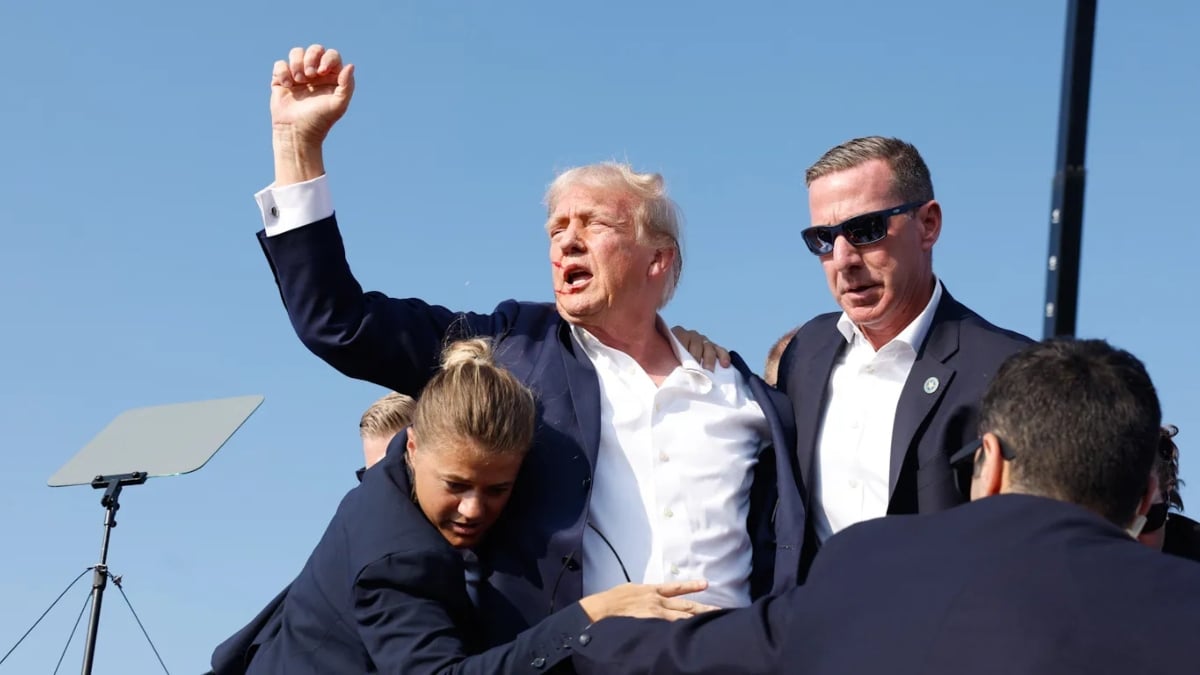 Donald Trump with security agents at a rally