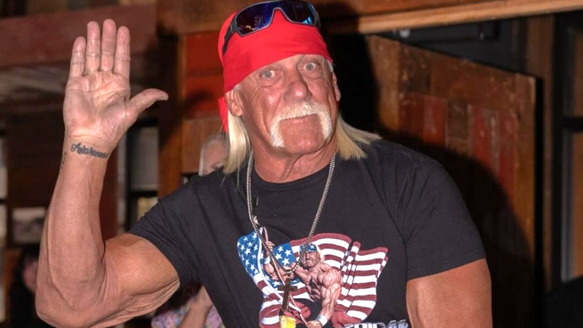 Hulk Hogan holding his hand up