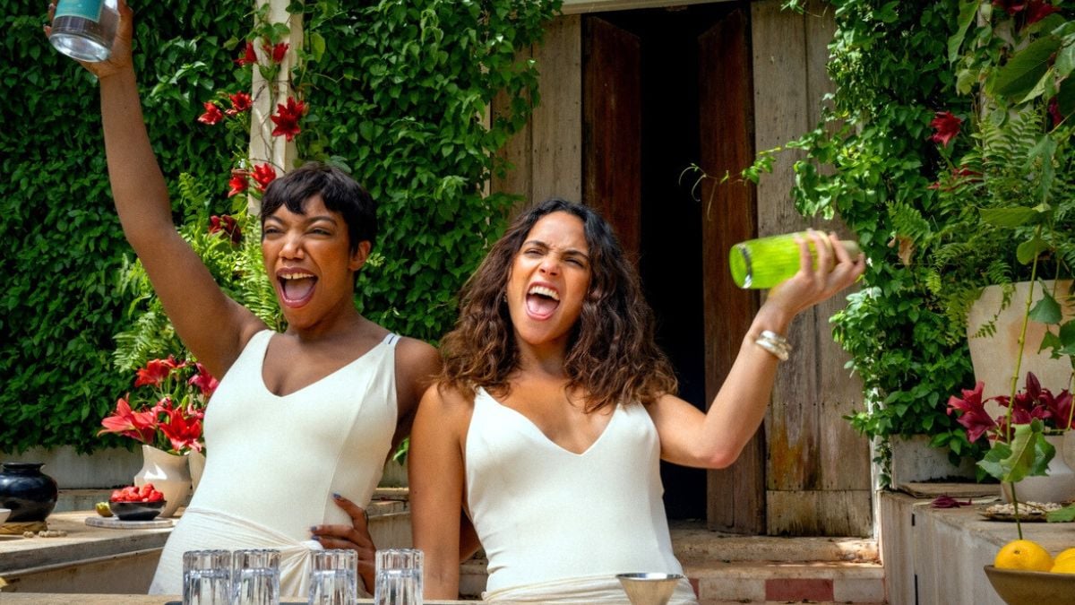 Adria Arjona como Sarah y Naomi Ackie como Frida en Blink Twice de la directora Zoë Kravitz