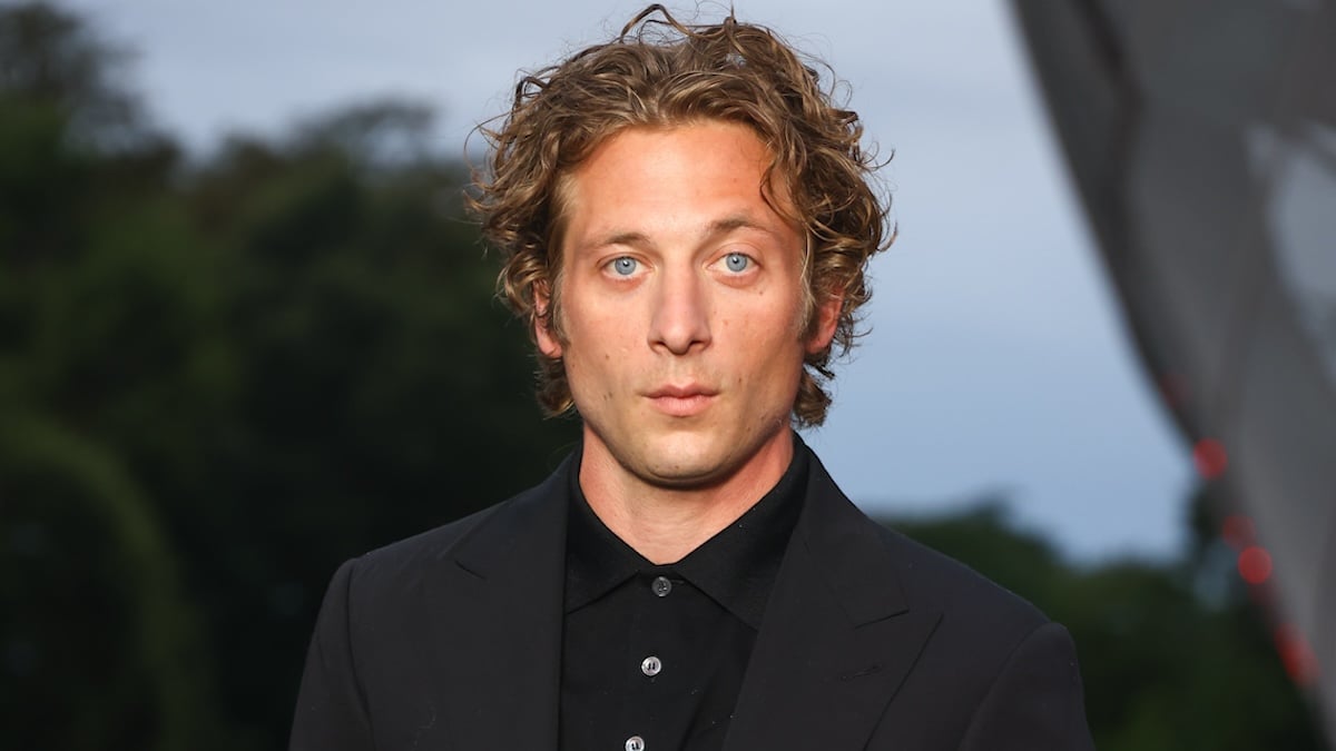 Jeremy Allen White attends The Prelude to The Paris Games wearing a black suit