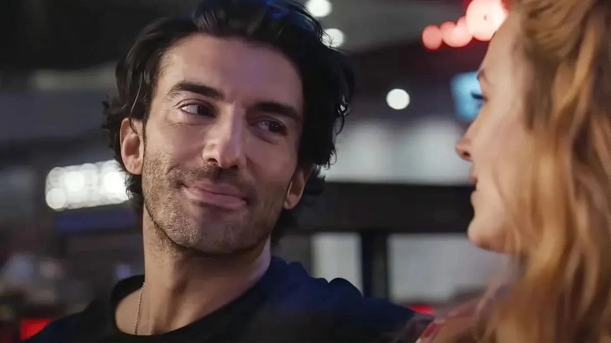 Justin Baldoni looking at Blake Lively in 'It Ends With Us'