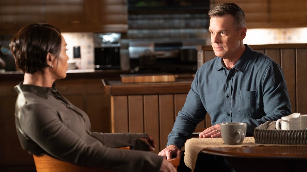 Angela Bassett as Athena Grant and Peter Krause as Bobby Nash on 9-1-1