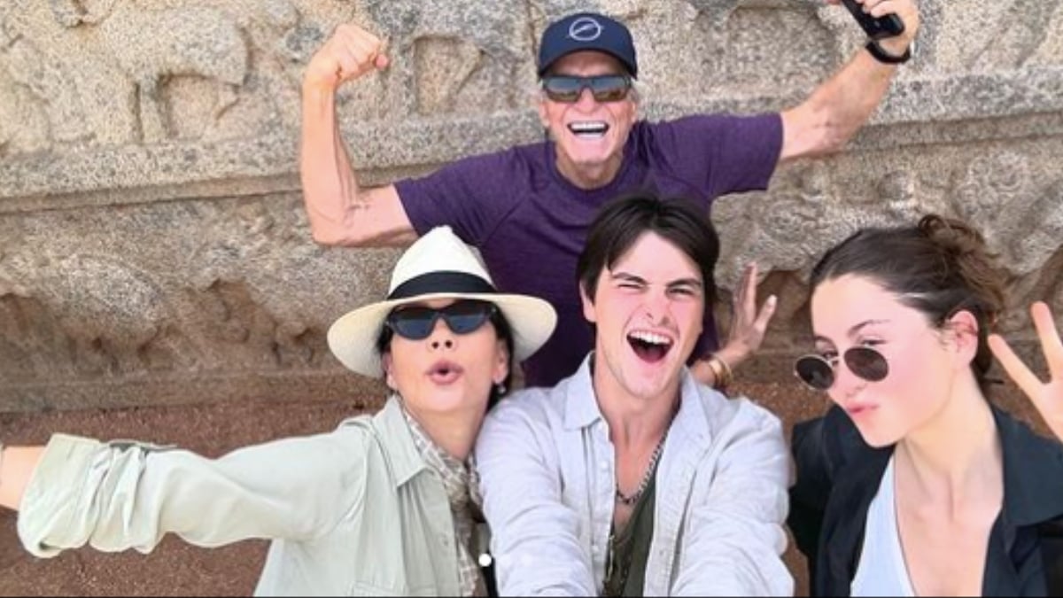 Catherine Zeta-Jones and Michael Douglas pose with their children