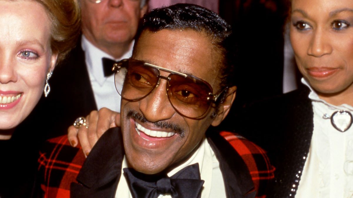 American singer, dancer, actor, vaudevillian and comedian Sammy Davis Jr. (1925-1990) and his wife Altovise Davis (1943-2009) pose for a portrait with a friend circa 1985 in Los Angeles, California. (Photo by Bill Nation/Sygma via Getty Images)