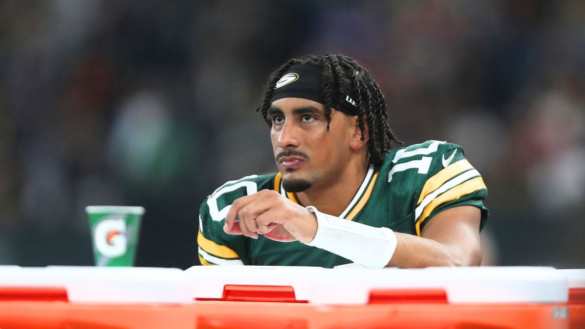 Jordan Love #10 of the Green Bay Packers receives treatment on the sideline during the fourth quarter against the Philadelphia Eagles at Arena Corinthians on September 06, 2024 in Sao Paulo, Brazil. (Photo by Wagner Meier/Getty Images)